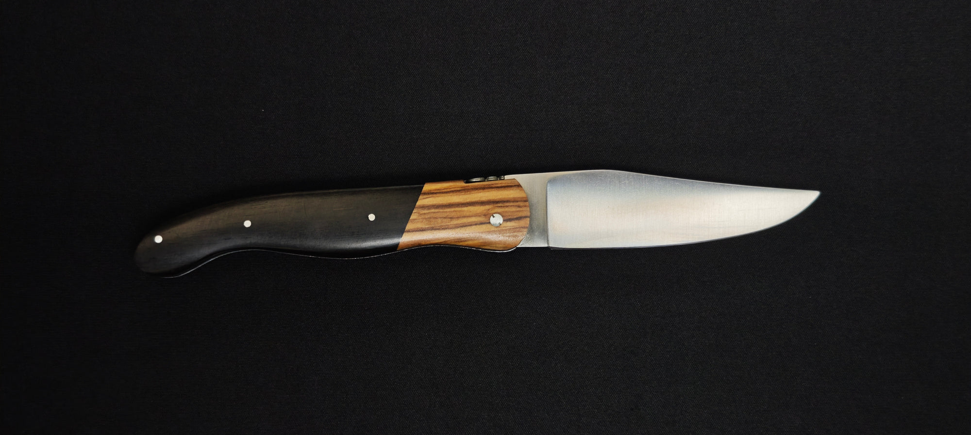 Détail du manche en ébène et genévrier du couteau Le Fidèle