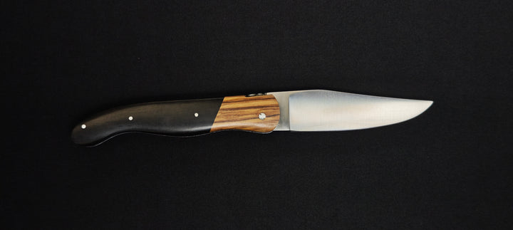 Détail du manche en ébène et genévrier du couteau Le Fidèle