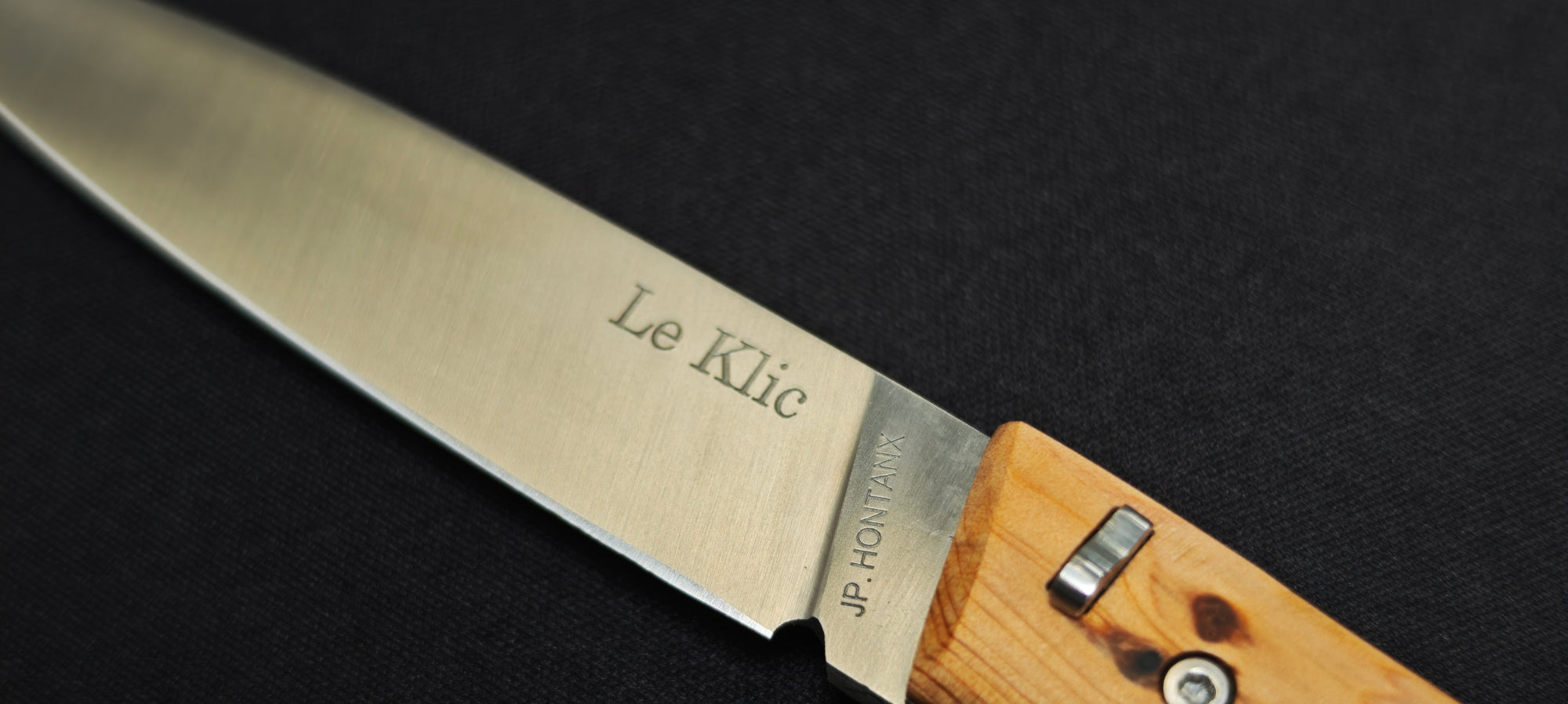 Détail du manche en bois de genévrier du couteau Le Klic JP
