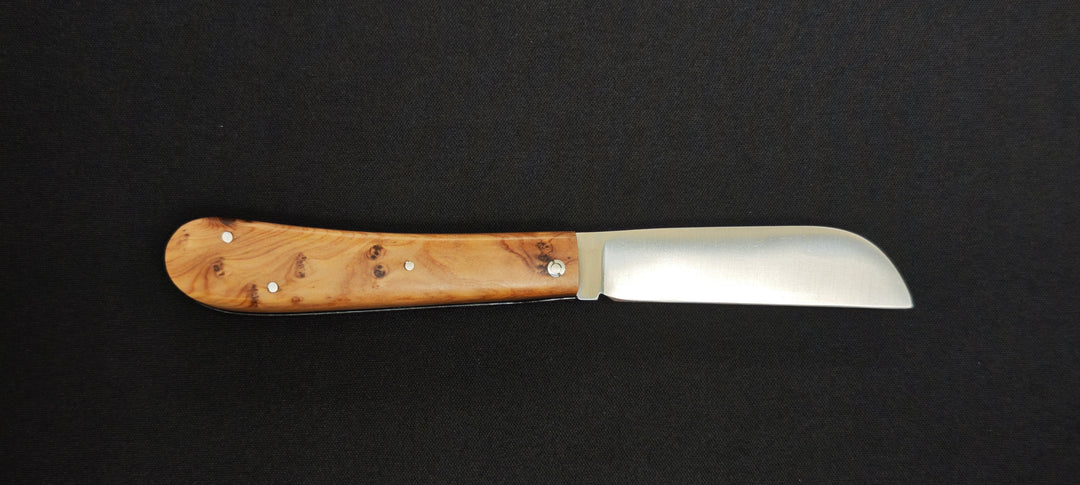 Détail du manche en bois de genévrier du couteau Le London