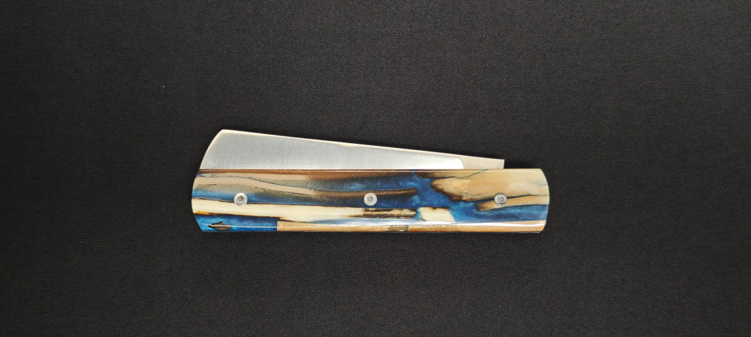Détail du manche en ivoire de mammouth et résine bleue du couteau Le Fidèle