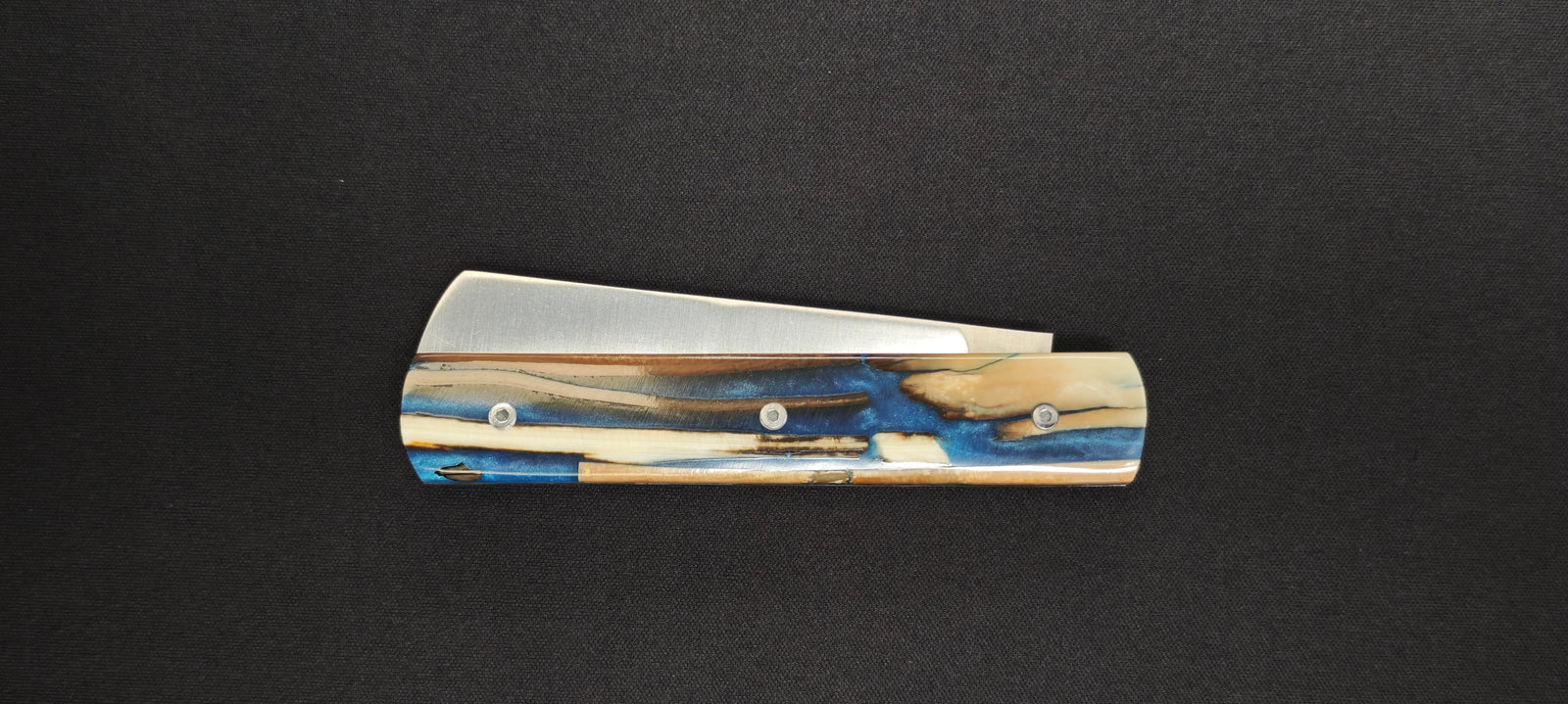 Détail du manche en ivoire de mammouth et résine bleue du couteau Le Fidèle