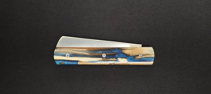 Détail du manche en ivoire de mammouth et résine bleue du couteau Le Fidèle