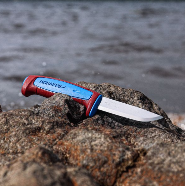 Couteau Morakniv Basic 511 édition 2025 MO14501 – lame fixe Color of the Year 2025 Siljan Blue & Dala Red
