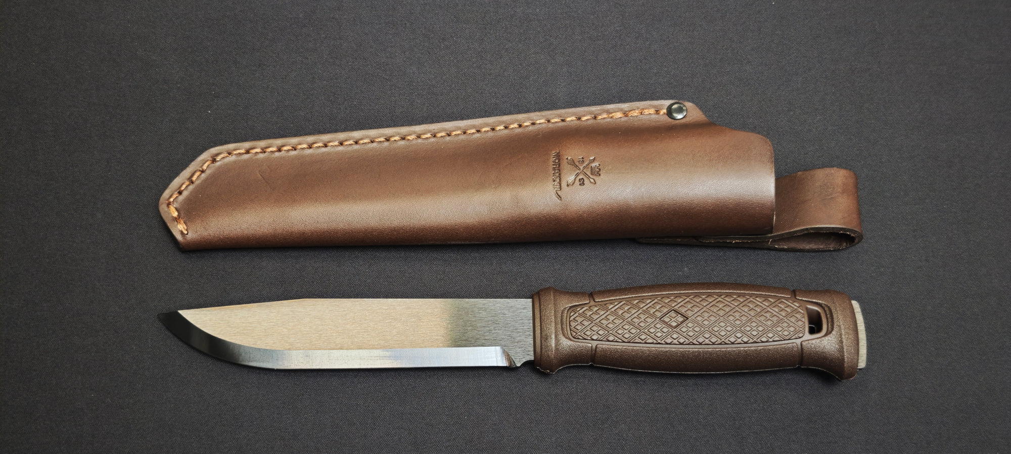 Morakniv Garberg Grand BlackBlade C 14640 – Couteau Bushcraft Pleine Soie Acier Carbone + Étui Cuir (Manche Marron)
