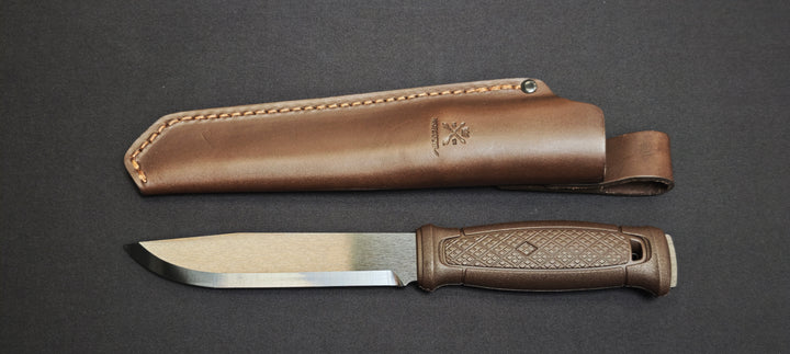 Morakniv Garberg Grand BlackBlade C 14640 – Couteau Bushcraft Pleine Soie Acier Carbone + Étui Cuir (Manche Marron)