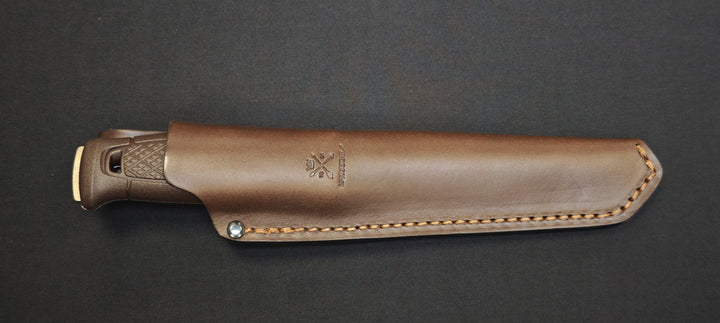 Morakniv Garberg Grand BlackBlade C 14640 – Couteau Bushcraft Pleine Soie Acier Carbone + Étui Cuir (Manche Marron)