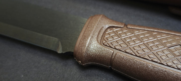 Morakniv Garberg Grand BlackBlade C 14640 – Couteau Bushcraft Pleine Soie Acier Carbone + Étui Cuir (Manche Marron)