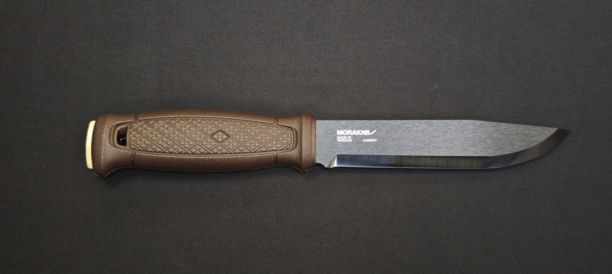 Morakniv Garberg Grand BlackBlade C 14640 – Couteau Bushcraft Pleine Soie Acier Carbone + Étui Cuir (Manche Marron)