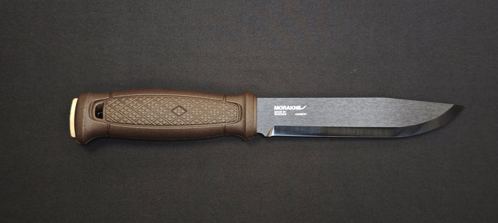 Morakniv Garberg Grand BlackBlade C 14640 – Couteau Bushcraft Pleine Soie Acier Carbone + Étui Cuir (Manche Marron)