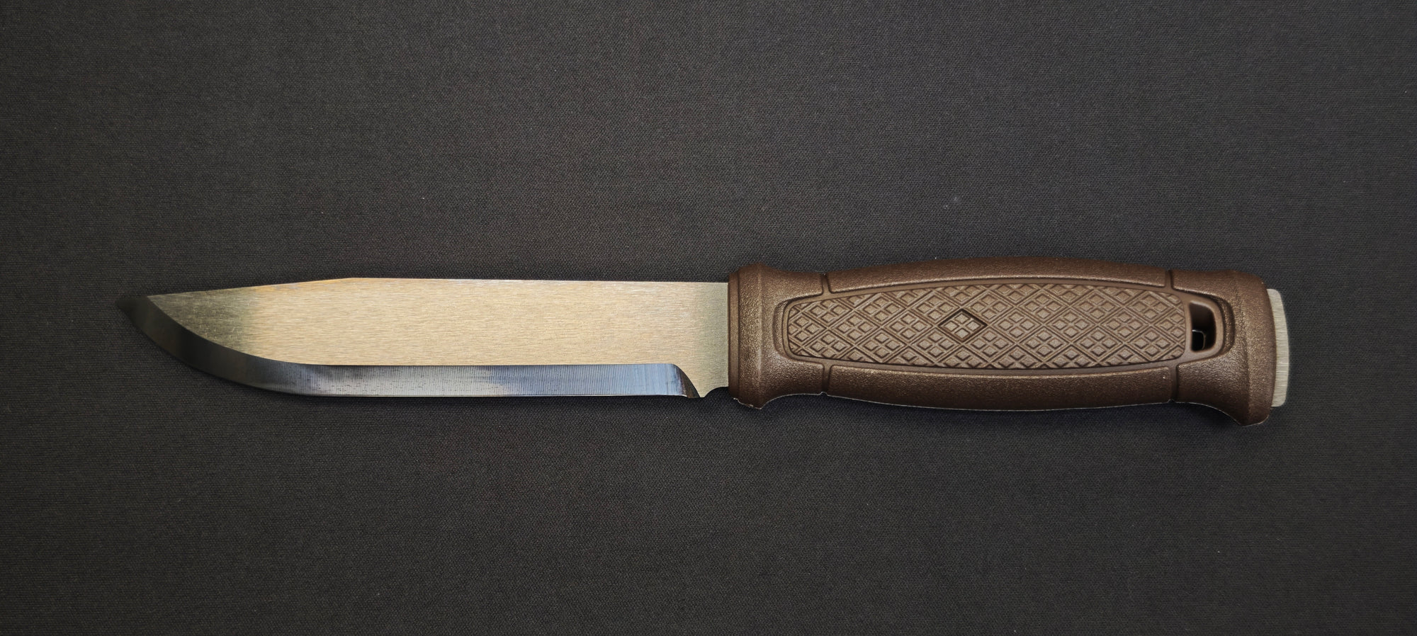 Morakniv Garberg Grand BlackBlade C 14640 – Couteau Bushcraft Pleine Soie Acier Carbone + Étui Cuir (Manche Marron)