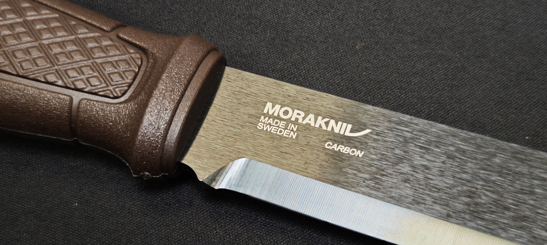 Morakniv Garberg Grand BlackBlade C 14640 – Couteau Bushcraft Pleine Soie Acier Carbone + Étui Cuir (Manche Marron)