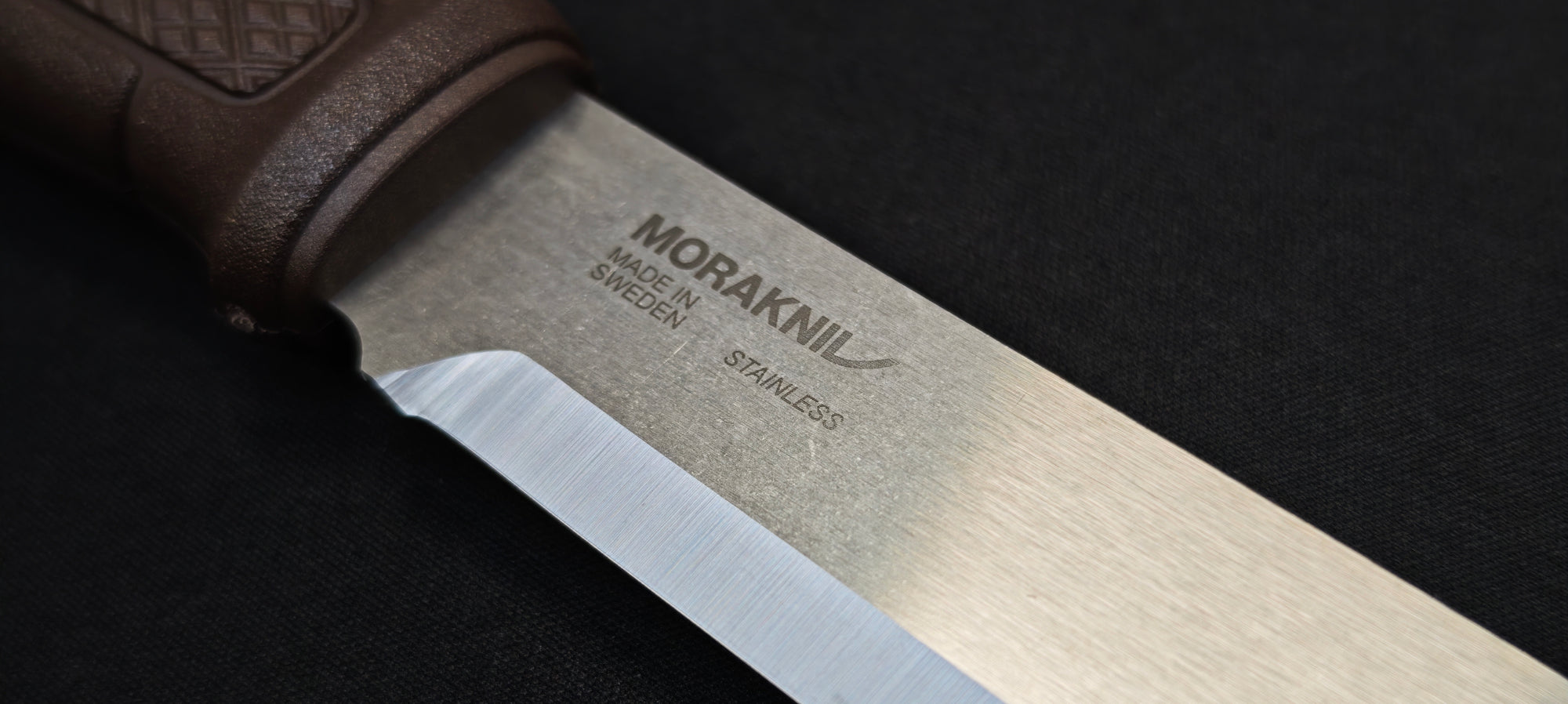 Morakniv Garberg Grand S 14641 – Couteau Bushcraft Pleine Soie Acier Inox 14C28N + Étui Cuir (Manche Polymère Marron)