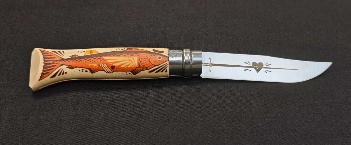 Gravure sur les deux faces de la lame du Opinel Jeremy Fish.