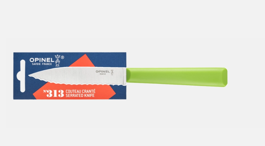 Couteau cranté Opinel N°313 vert avec manche en plastique recyclé.