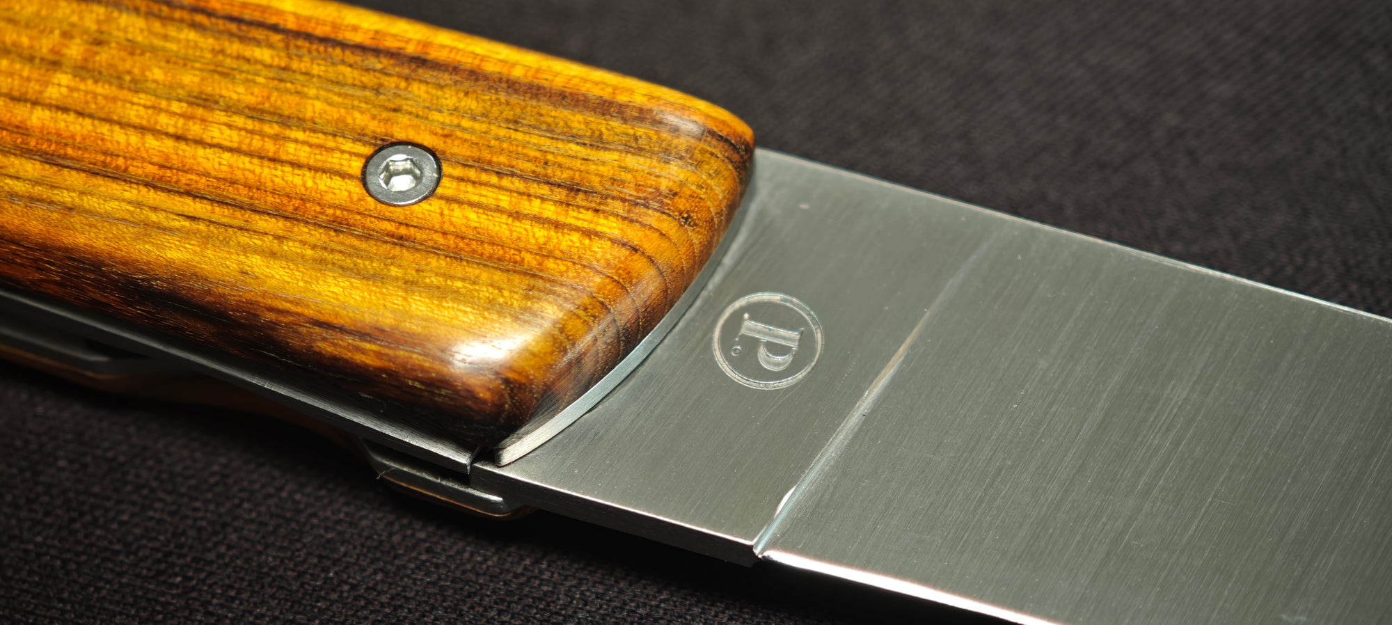 Détail du manche en bois de pistachier du couteau Perceval L08.