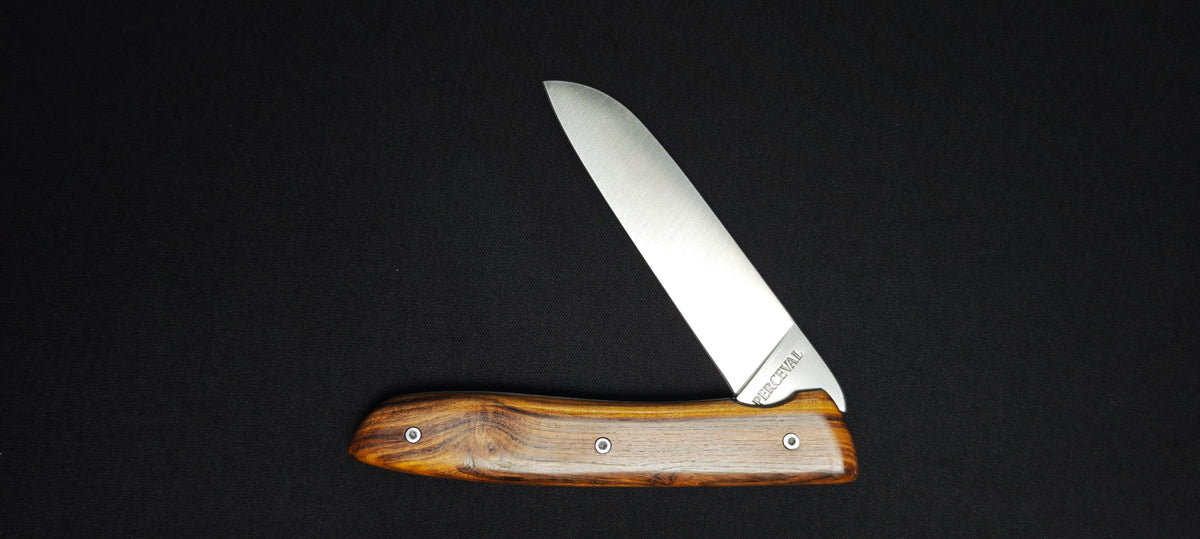 Couteau pliant Perceval L08 avec manche en bois de pistachier.