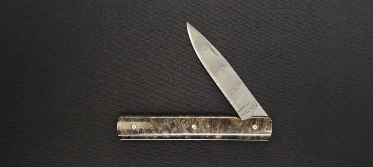 Couteau pliant Perceval Le Français avec manche en peuplier noir stabilisé.