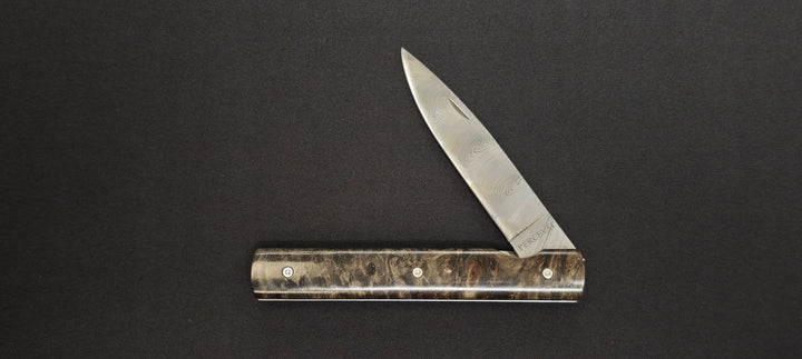 Couteau pliant Perceval Le Français avec manche en peuplier noir stabilisé.