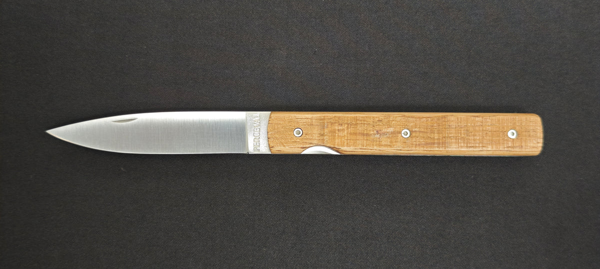 Couteau pliant Perceval Le Français avec manche en fût de chêne.