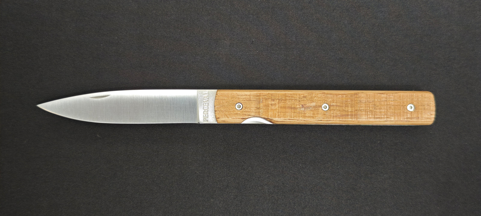 Couteau pliant Perceval Le Français avec manche en fût de chêne.