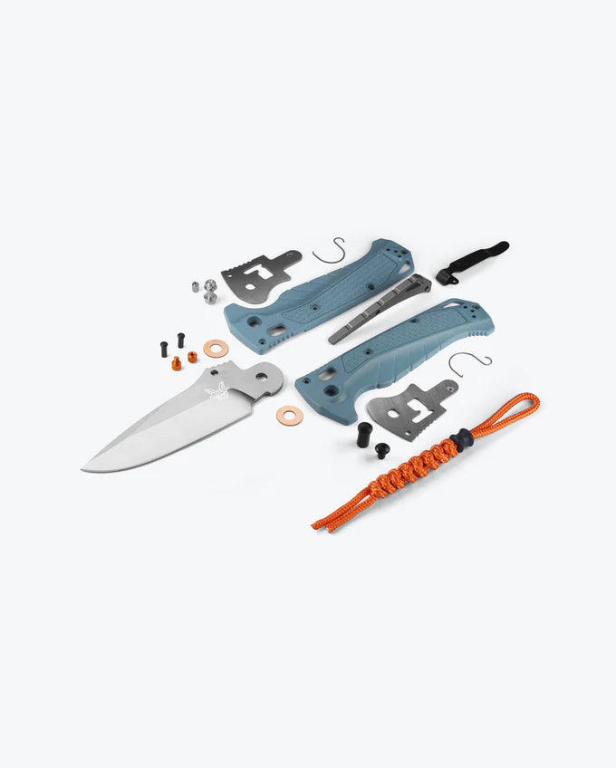 Benchmade 18060 Adira – Couteau EDC Magnacut Bleu Profond, Manche Grivory, Lame Drop Point 9,86 cm