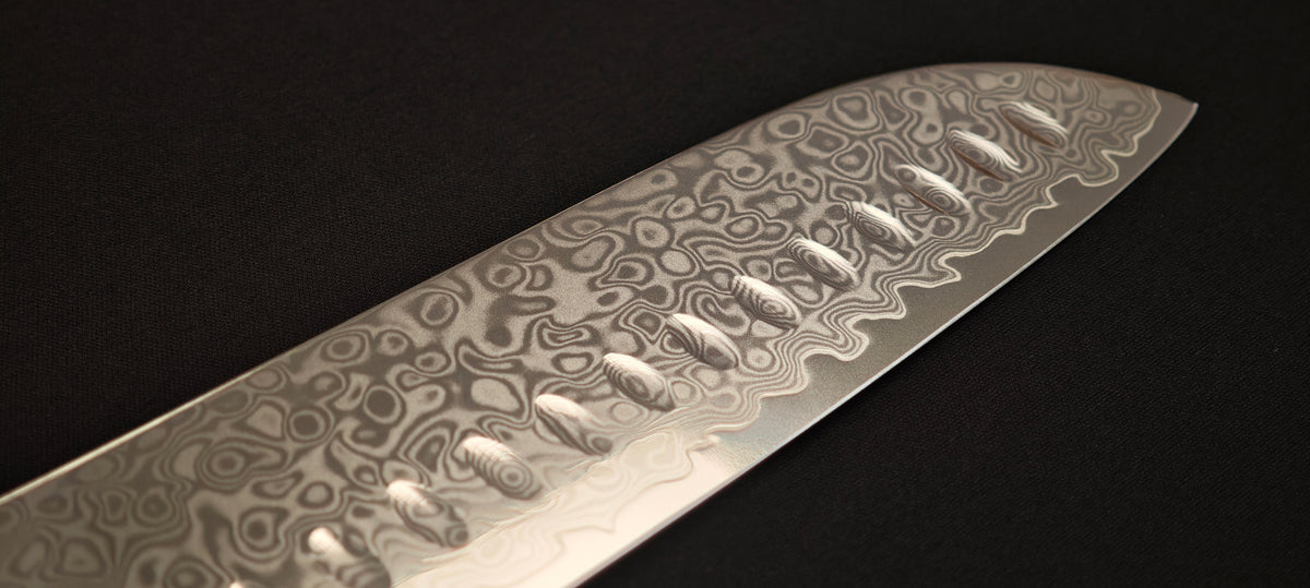 Lame alvéolée du couteau Santoku Hakami Tsubaki.