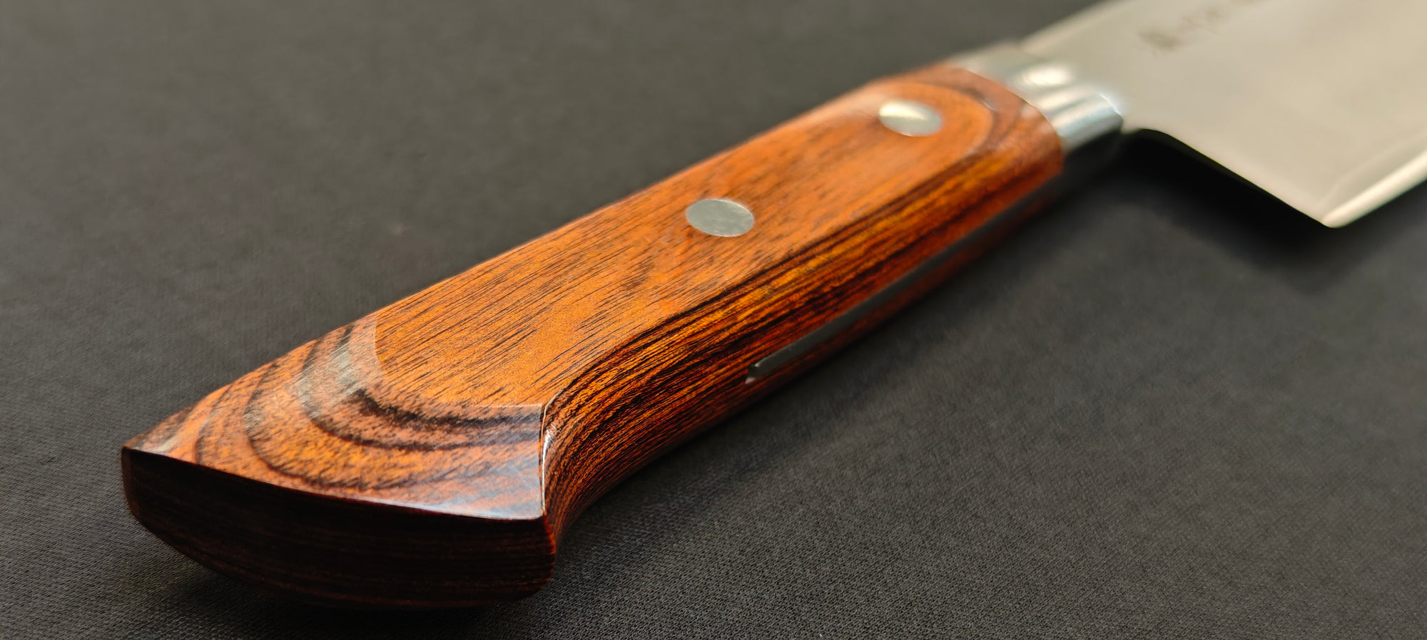 Cœur en acier VG-10 du couteau Santake Santoku.