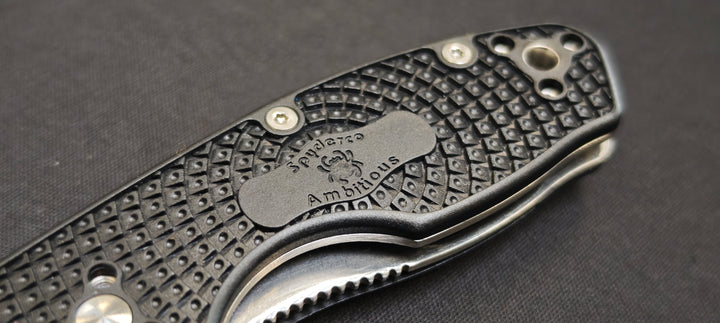 Spyderco C148SBK Ambitious Lightweight Couteau de poche dentelé noir