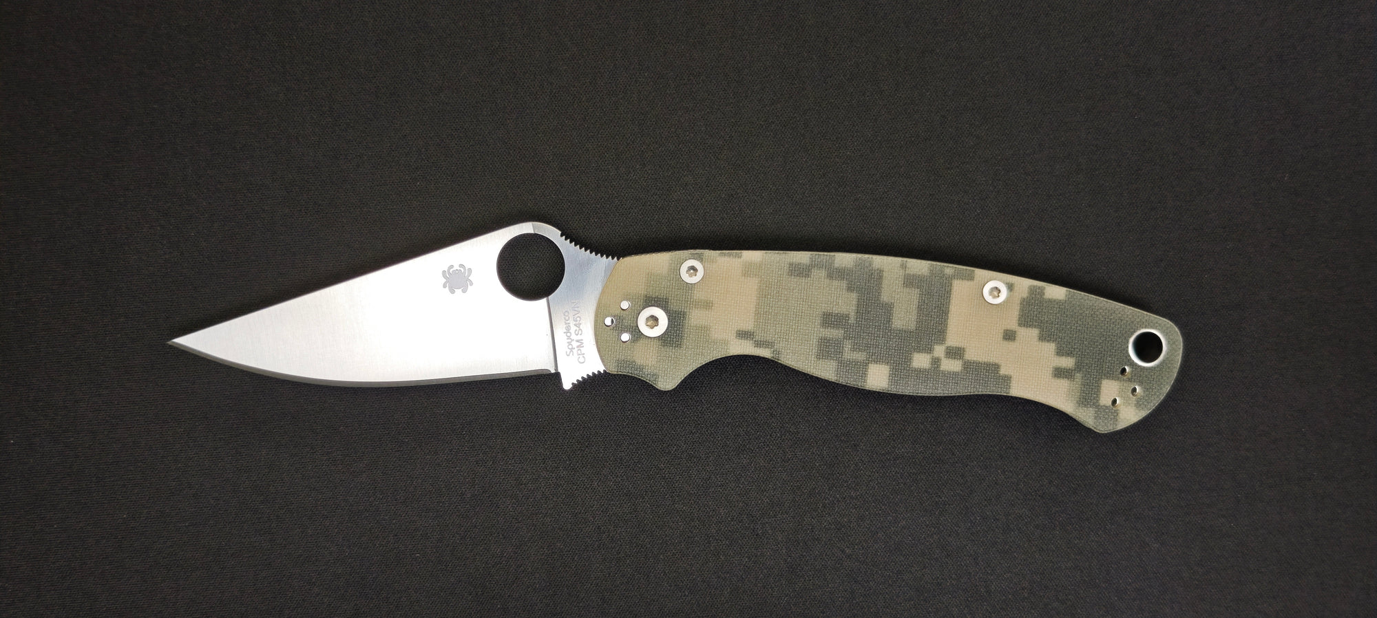 Spyderco Paramilitary 2 Camo Black C81GPCMOBK2 – Couteau pliant tactique EDC, lame CPM S45VN DLC, poignées G‑10 camouflage – compression lock, USA