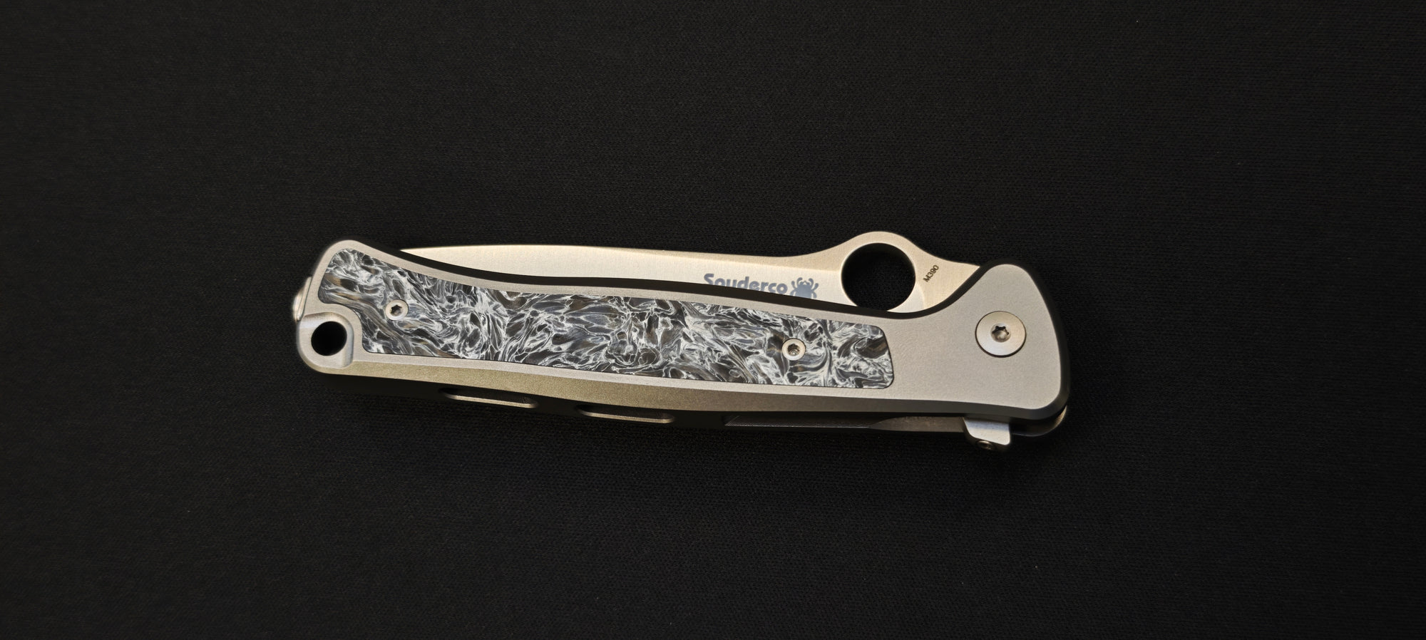 Spyderco Slym C271TIP — Couteau de poche titane & fibre de carbone, lame M390
