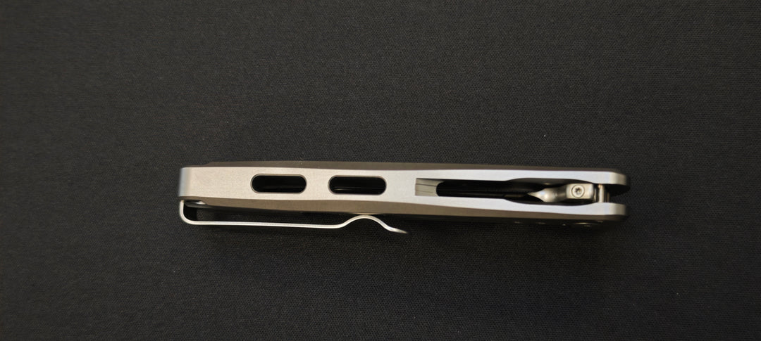 Spyderco Slym C271TIP — Couteau de poche titane & fibre de carbone, lame M390