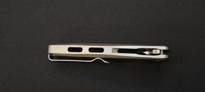 Spyderco Slym C271TIP — Couteau de poche titane & fibre de carbone, lame M390