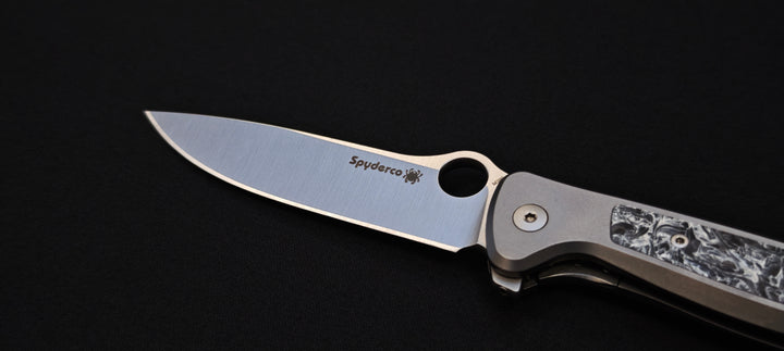 Spyderco Slym C271TIP — Couteau de poche titane & fibre de carbone, lame M390