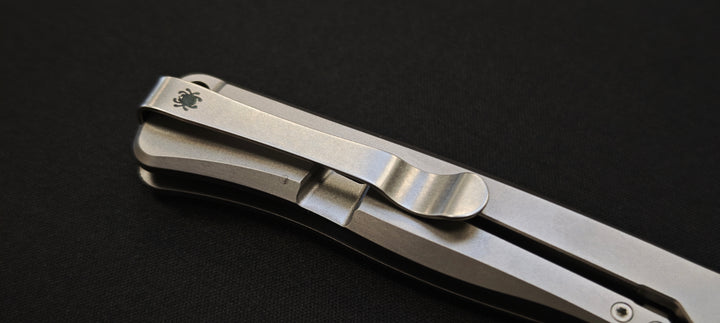 Spyderco Slym C271TIP — Couteau de poche titane & fibre de carbone, lame M390