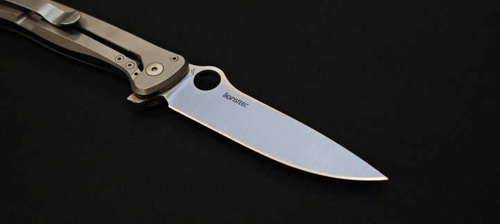 Spyderco Slym C271TIP — Couteau de poche titane & fibre de carbone, lame M390