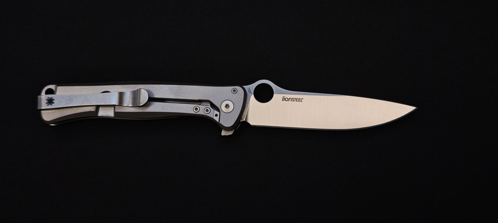 Spyderco Slym C271TIP — Couteau de poche titane & fibre de carbone, lame M390