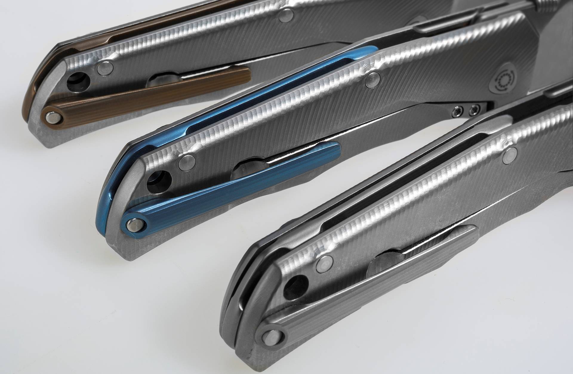 Couteau pliant LionSteel T.R.E. FC avec manche en fibre de carbone