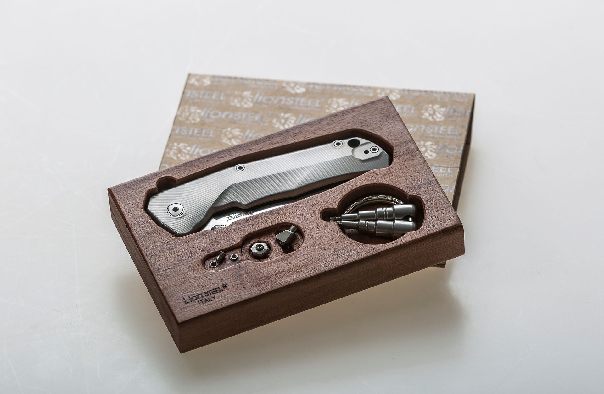 LionSteel TRE BL  le couteau pliant à trois systèmes d'ouverture, Blue Titanium - Coutellerie Marcin
