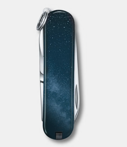 Vue du Victorinox Classic SD Cancer avec ses outils ouverts.