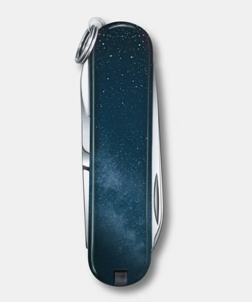 Vue du Victorinox Classic SD Capricorne avec ses outils ouverts.