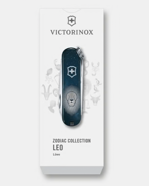 Détail du décor Zodiac Signs sur le Victorinox Leo.