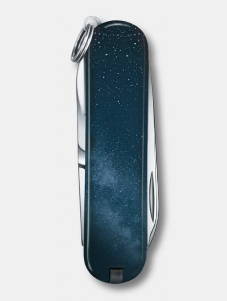 Vue du Victorinox Classic SD Lion avec ses outils ouverts.