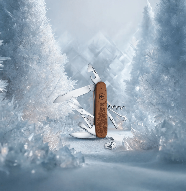Victorinox Climber Wood Winter Magic Limited Edition 2025 avec côtes en bois de poirier gravées au laser.
