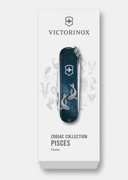 Vue du Victorinox Classic SD Poissons avec ses outils ouverts.
