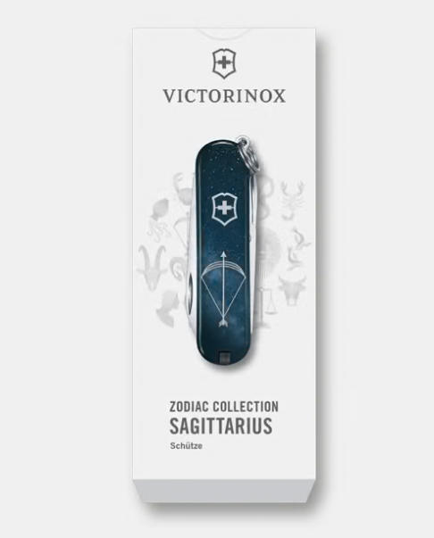 Vue du Victorinox Classic SD Sagittaire avec ses outils ouverts.