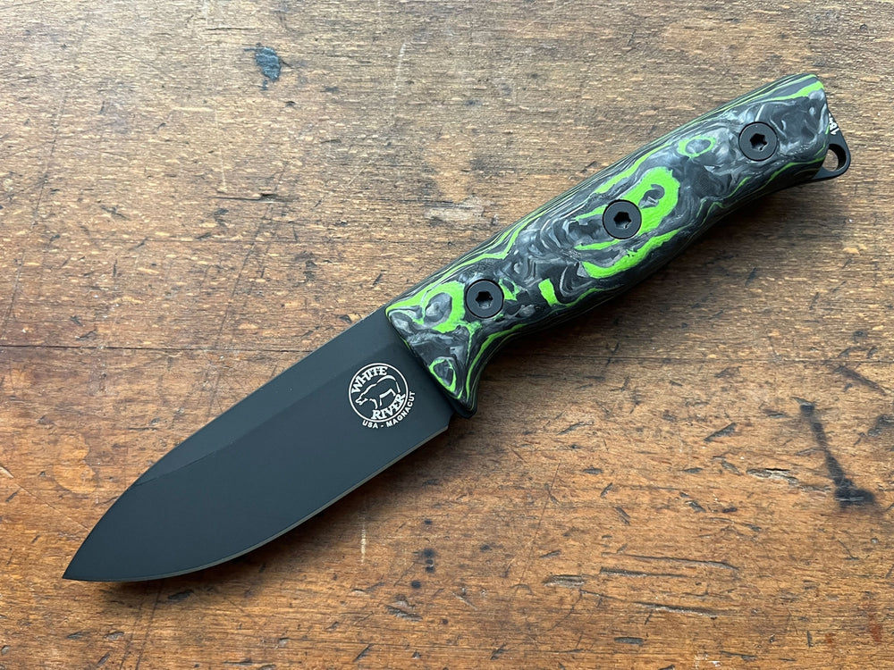 White River Ursus Cub Limited Carbon Magnacut avec manche en fibre de carbone et Green G10 Burl, lame fixe Black Cerakote, étui Kydex et firesteel pour bushcraft et outdoor