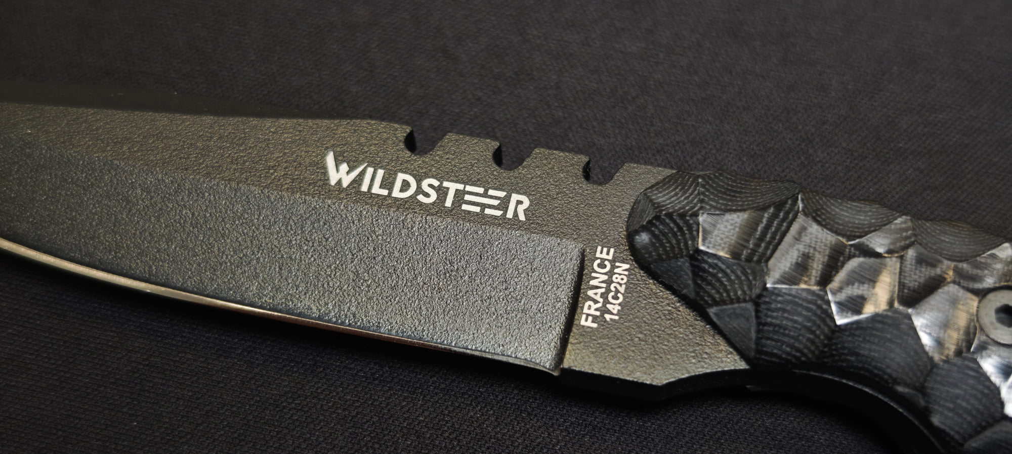 Couteau Baby Wild Wildsteer édition numérotée 26/40 avec manche Micarta noir toxifié