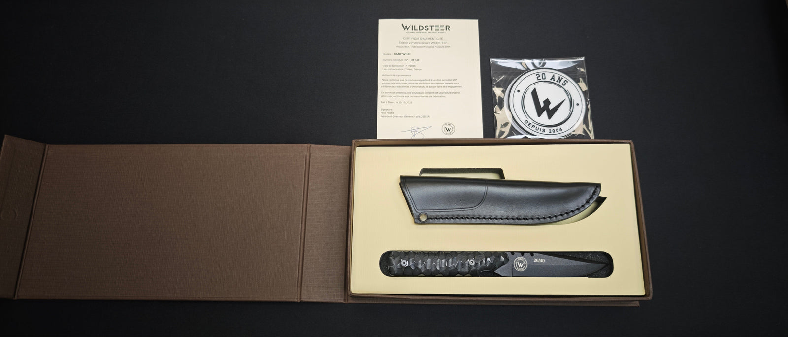 Baby Wild Wildsteer fabriqué en France avec manche Micarta noir toxifié et étui cuir noir