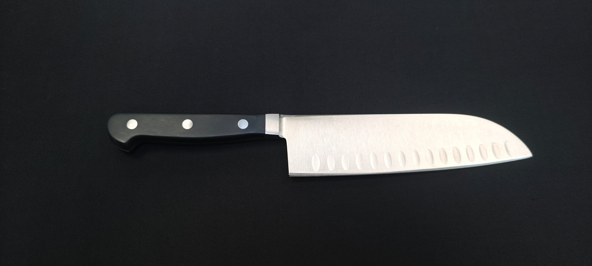 Couteau Santoku WindyMountain pour découper les légumes.